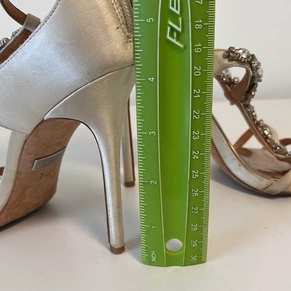 Badgley Mischka Giovanna II Satin T-Strap Jewelled Sandals In Cream Size 7 - Picture 11 of 14
